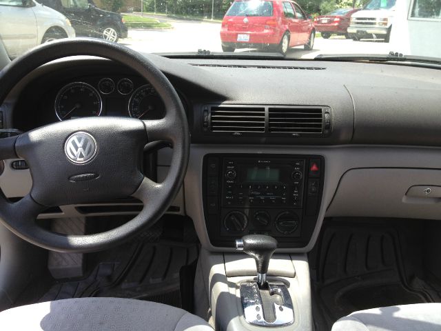 2004 Volkswagen Passat S Sedan