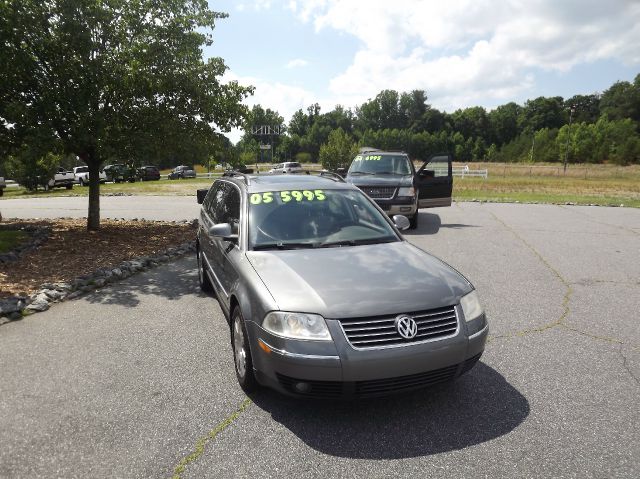 2005 Volkswagen Passat FWD 4dr Sport