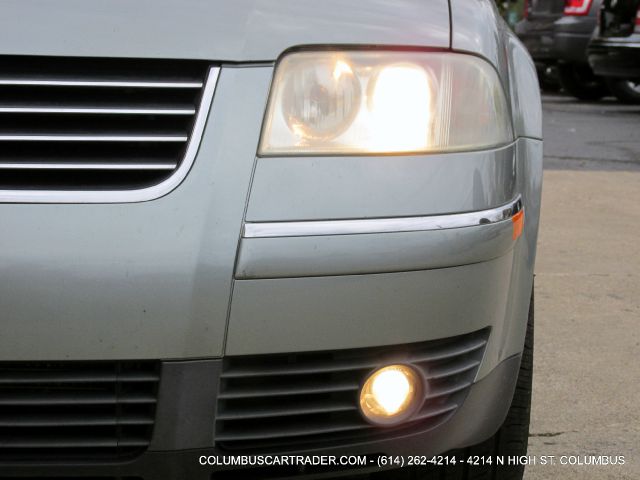 2005 Volkswagen Passat FWD 4dr Sport