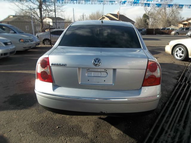 2005 Volkswagen Passat FWD 4dr Sport