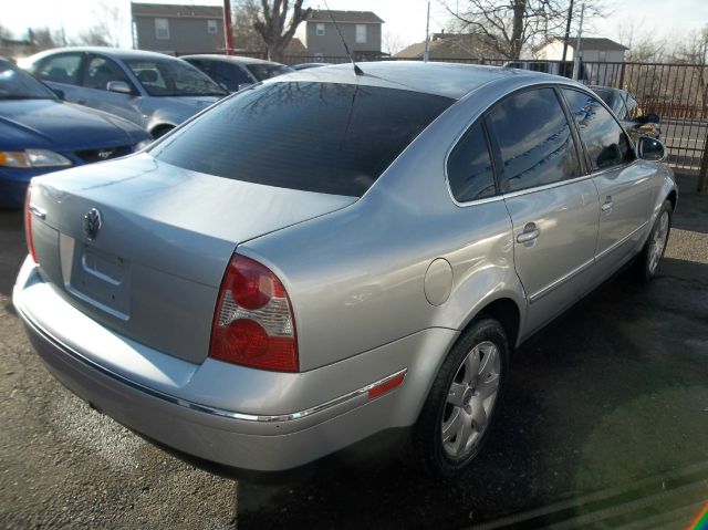 2005 Volkswagen Passat FWD 4dr Sport