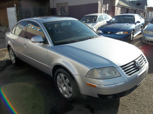 2005 Volkswagen Passat FWD 4dr Sport