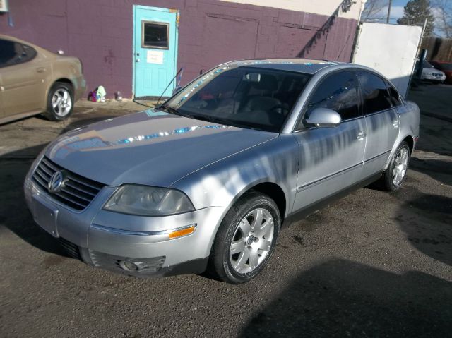 2005 Volkswagen Passat FWD 4dr Sport