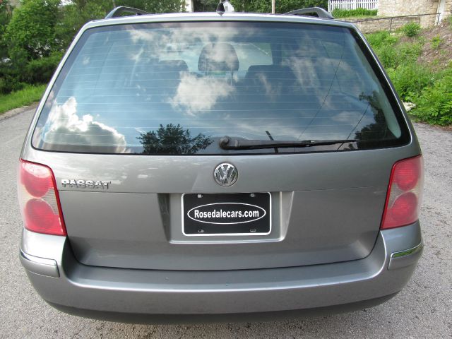 2005 Volkswagen Passat FWD 4dr Sport