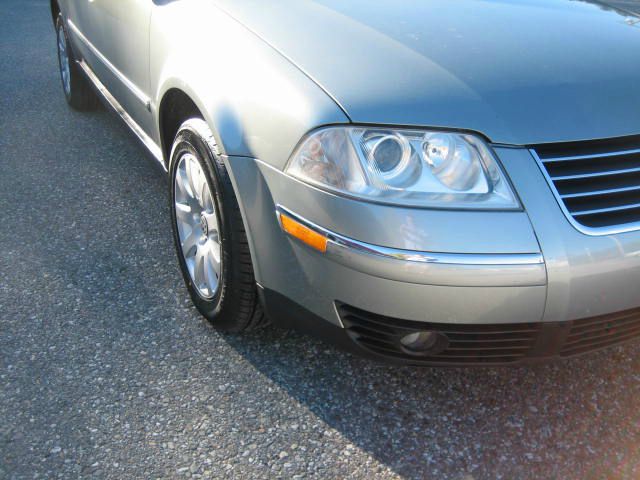 2005 Volkswagen Passat FWD 4dr Sport