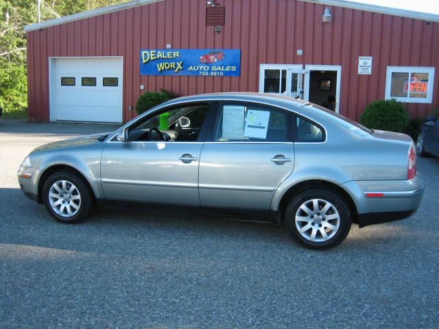 2005 Volkswagen Passat FWD 4dr Sport
