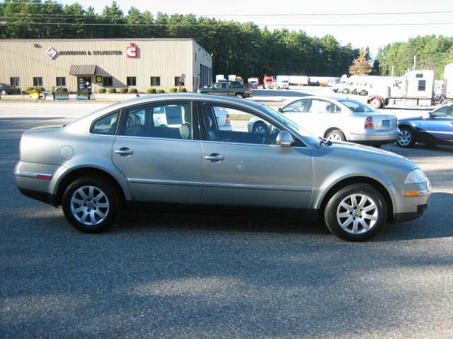 2005 Volkswagen Passat FWD 4dr Sport