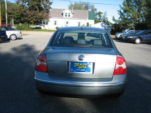 2005 Volkswagen Passat FWD 4dr Sport
