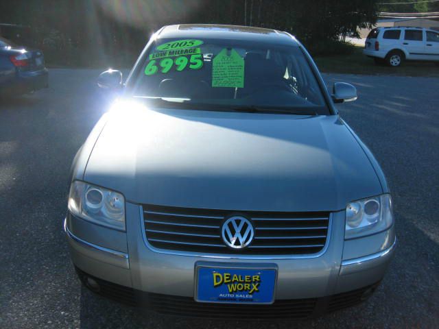 2005 Volkswagen Passat FWD 4dr Sport