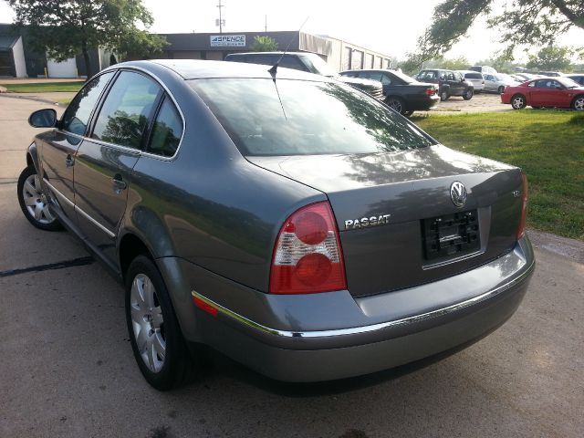 2005 Volkswagen Passat FWD 4dr Sport
