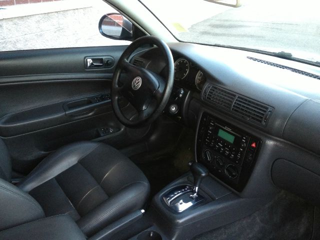 2005 Volkswagen Passat FWD 4dr Sport