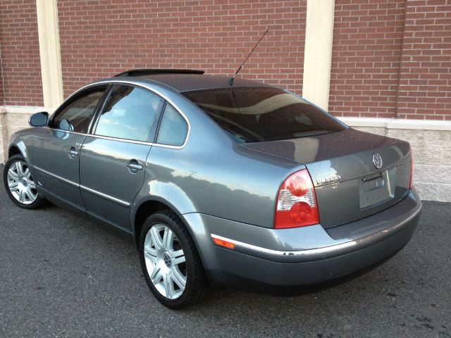 2005 Volkswagen Passat FWD 4dr Sport