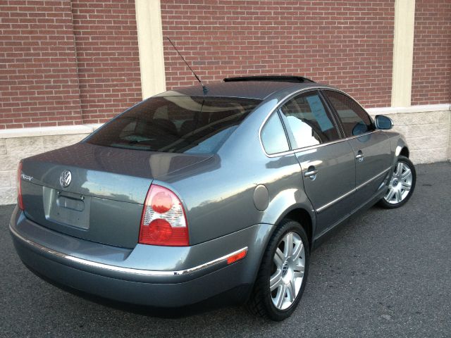 2005 Volkswagen Passat FWD 4dr Sport