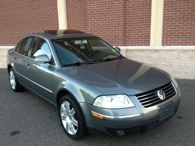 2005 Volkswagen Passat FWD 4dr Sport