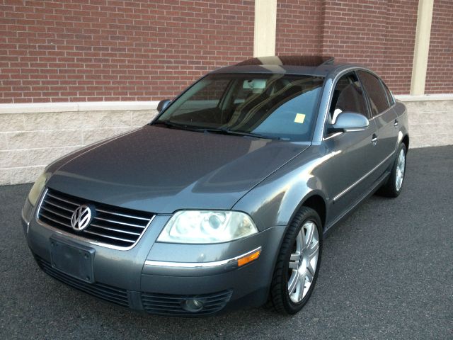2005 Volkswagen Passat FWD 4dr Sport