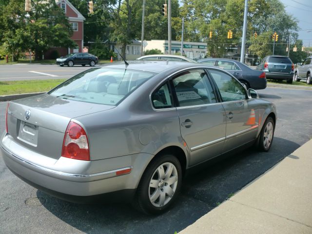 2005 Volkswagen Passat FWD 4dr Sport