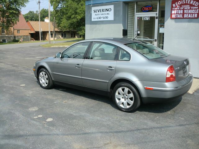 2005 Volkswagen Passat FWD 4dr Sport