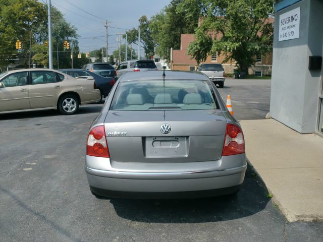 2005 Volkswagen Passat FWD 4dr Sport