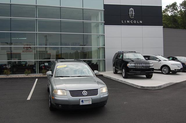 2005 Volkswagen Passat FWD 4dr Sport