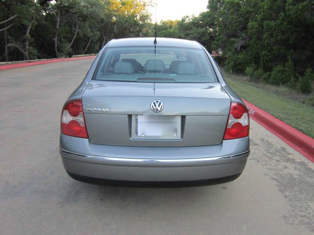 2005 Volkswagen Passat FWD 4dr Sport