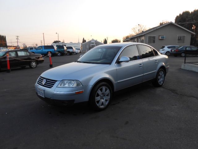 2005 Volkswagen Passat FWD 4dr Sport