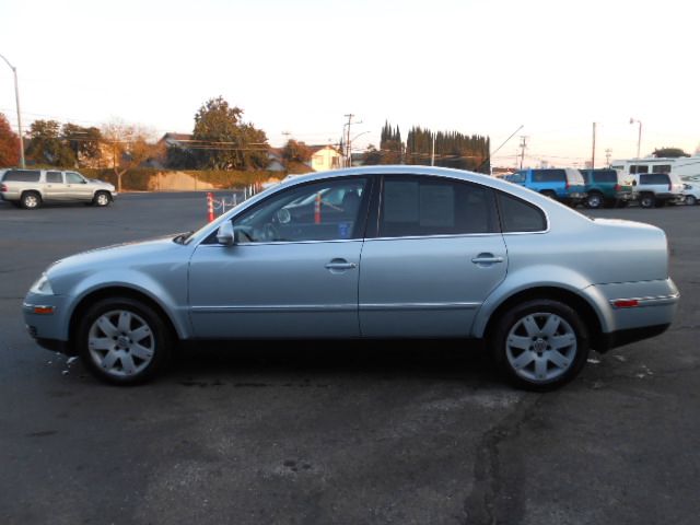 2005 Volkswagen Passat FWD 4dr Sport