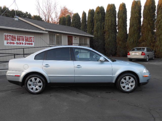 2005 Volkswagen Passat FWD 4dr Sport