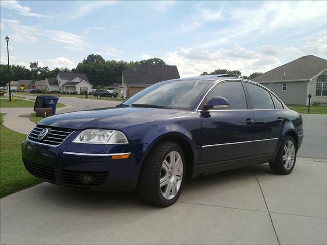 2005 Volkswagen Passat FWD 4dr Sport