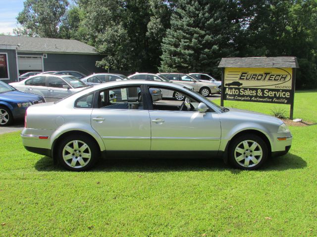 2005 Volkswagen Passat FWD 4dr Sport