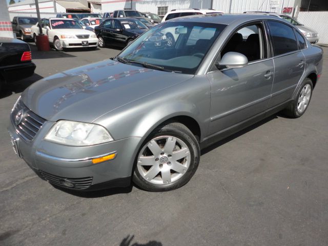 2005 Volkswagen Passat FWD 4dr Sport