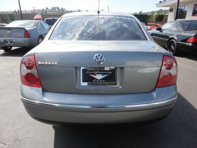 2005 Volkswagen Passat FWD 4dr Sport