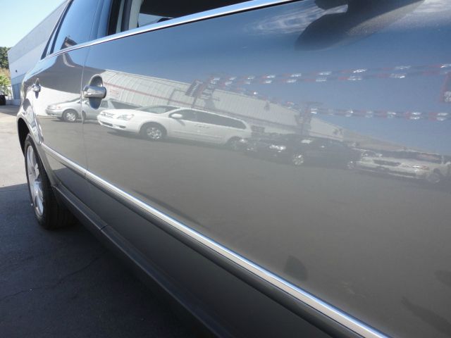 2005 Volkswagen Passat FWD 4dr Sport