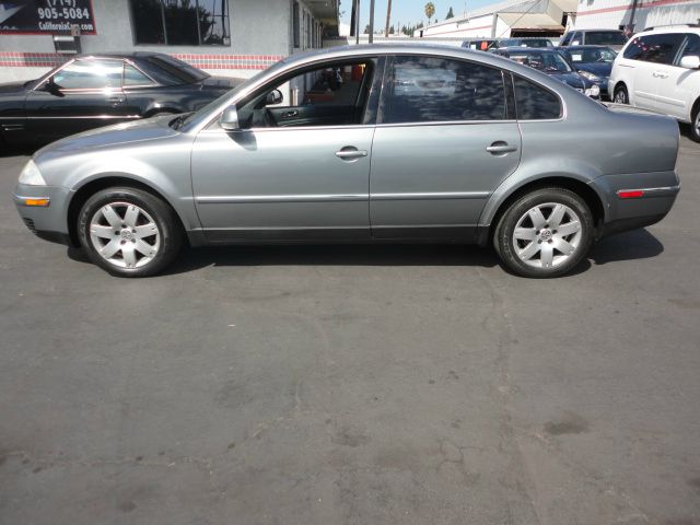 2005 Volkswagen Passat FWD 4dr Sport