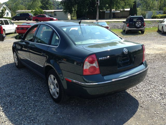 2005 Volkswagen Passat FWD 4dr Sport