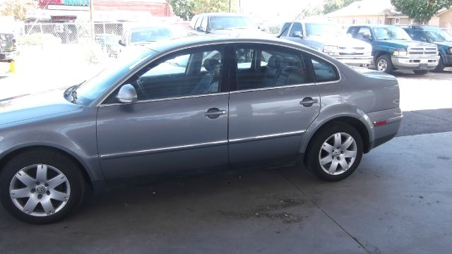 2005 Volkswagen Passat FWD 4dr Sport