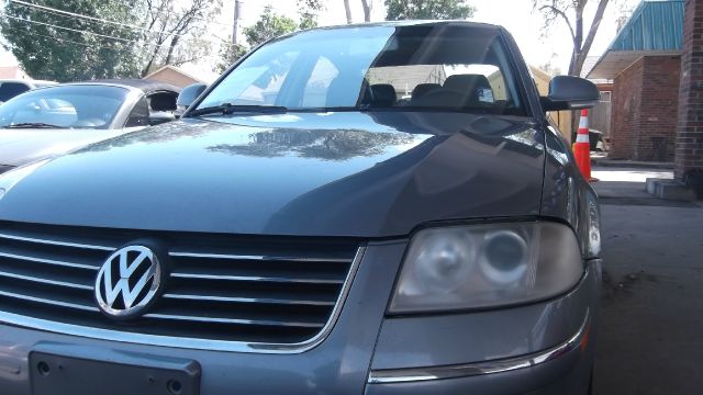 2005 Volkswagen Passat FWD 4dr Sport