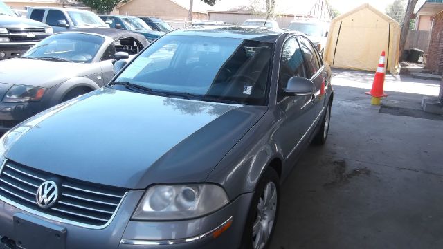 2005 Volkswagen Passat FWD 4dr Sport