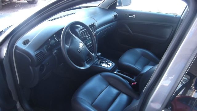 2005 Volkswagen Passat FWD 4dr Sport