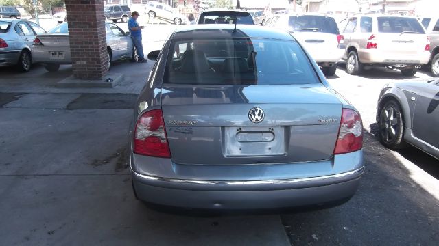 2005 Volkswagen Passat FWD 4dr Sport