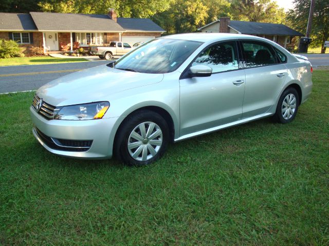 2012 Volkswagen Passat 4.2L Quattro LWB AUTO