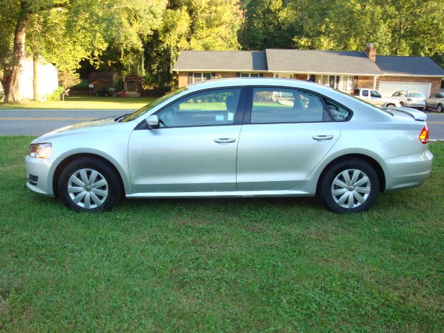 2012 Volkswagen Passat 4.2L Quattro LWB AUTO