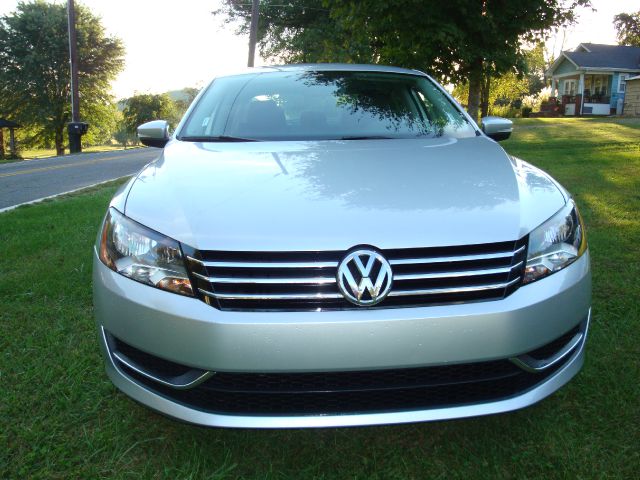 2012 Volkswagen Passat 4.2L Quattro LWB AUTO