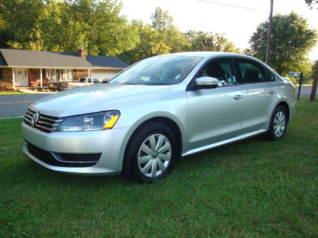 2012 Volkswagen Passat 4.2L Quattro LWB AUTO