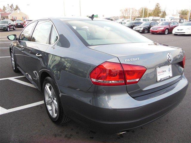 2012 Volkswagen Passat Sport -5 Speed-stick-4x4