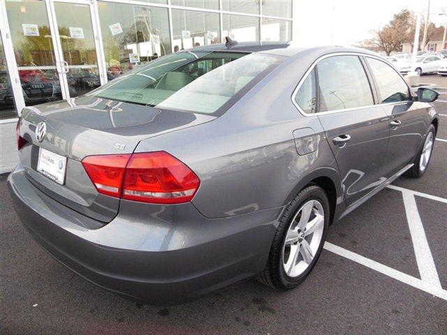 2012 Volkswagen Passat Sport -5 Speed-stick-4x4