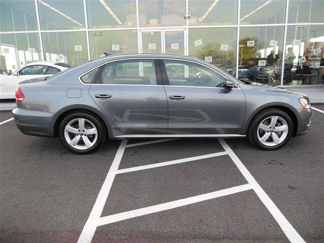2012 Volkswagen Passat Sport -5 Speed-stick-4x4