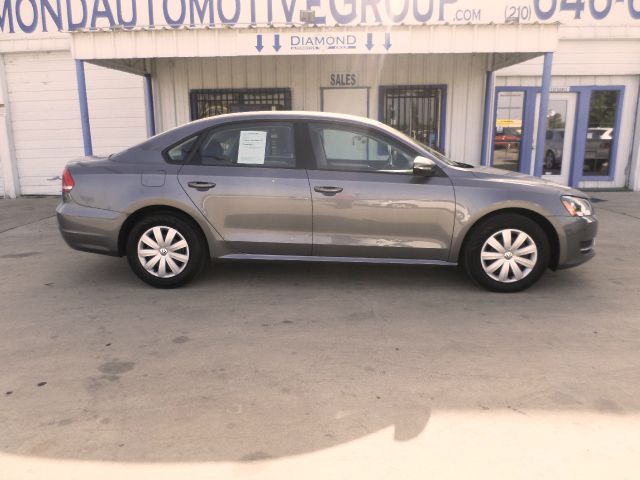 2012 Volkswagen Passat 4.2L Quattro LWB AUTO