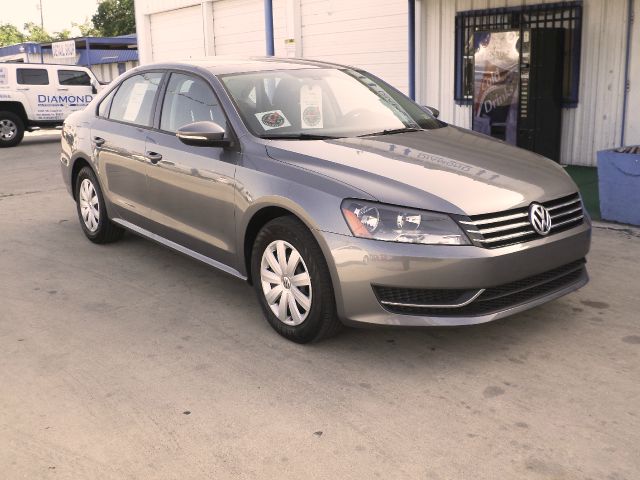 2012 Volkswagen Passat 4.2L Quattro LWB AUTO