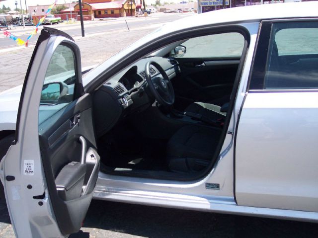 2012 Volkswagen Passat 4.2L Quattro LWB AUTO