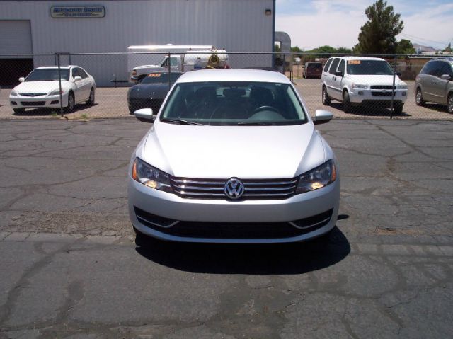 2012 Volkswagen Passat 4.2L Quattro LWB AUTO